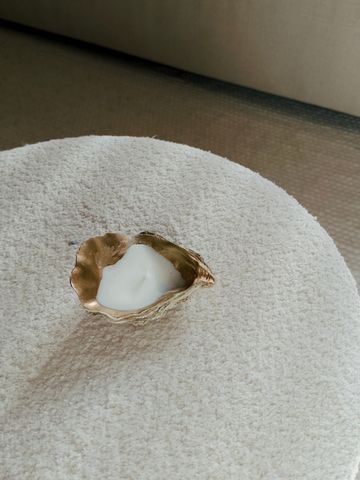 Oesterschelp met kaars, vooraanzicht