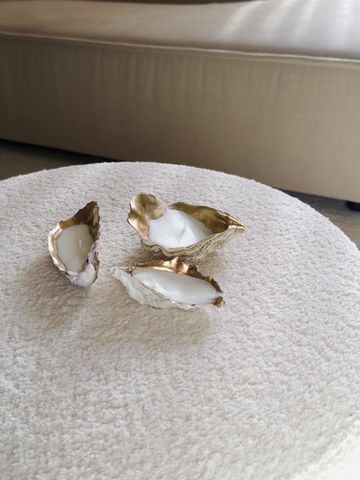 Oesterschelp met kaars, Zijaanzicht
